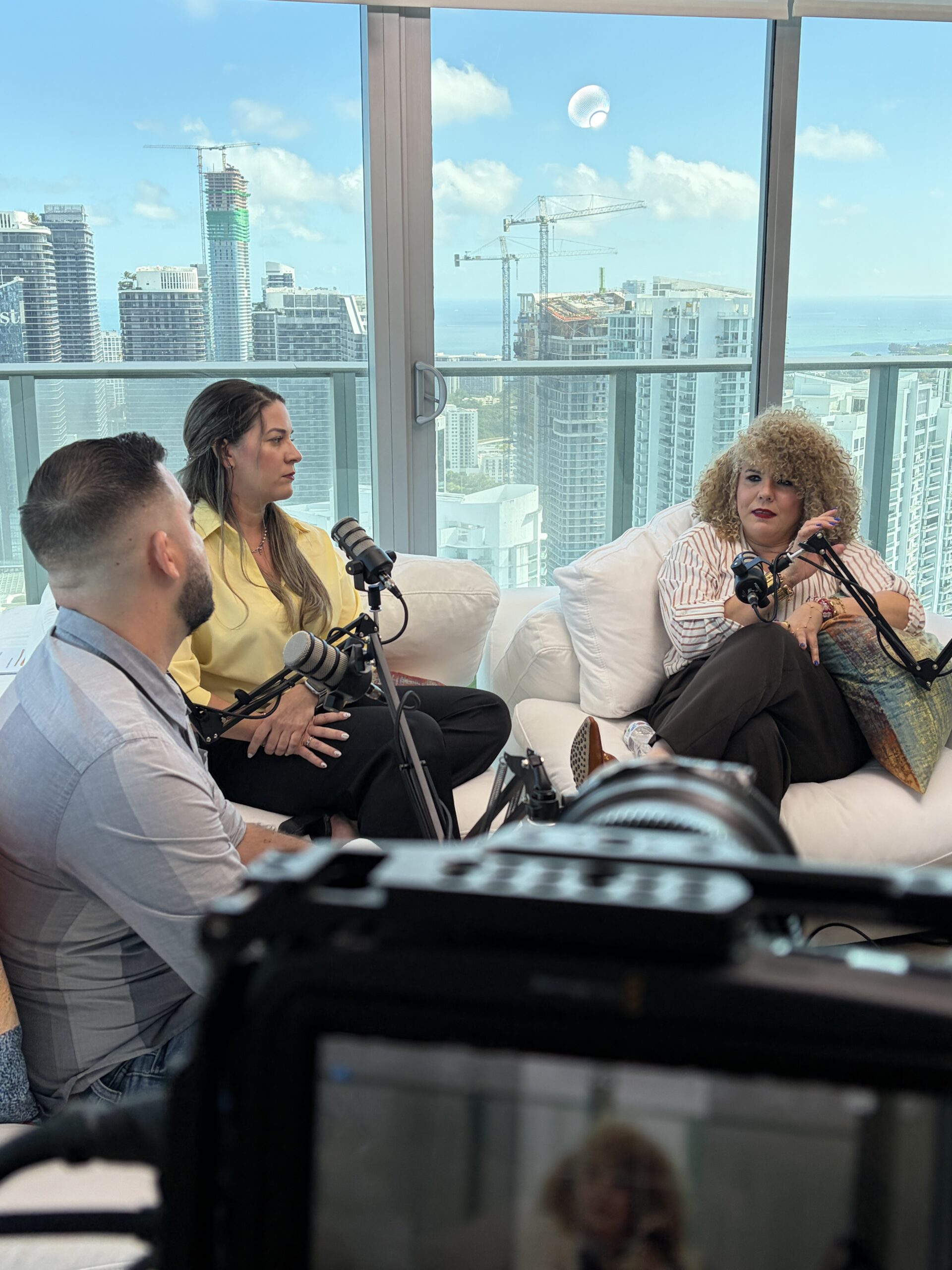 Grabación de Latino Mindset Podcast con vista a Miami